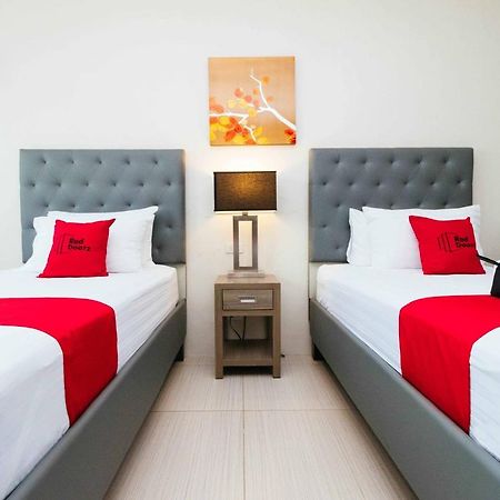 ホテル Reddoorz Premium @ Sampaloc Makati マカティ エクステリア 写真