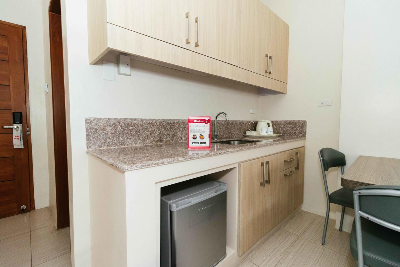 ホテル Reddoorz Premium @ Sampaloc Makati マカティ エクステリア 写真