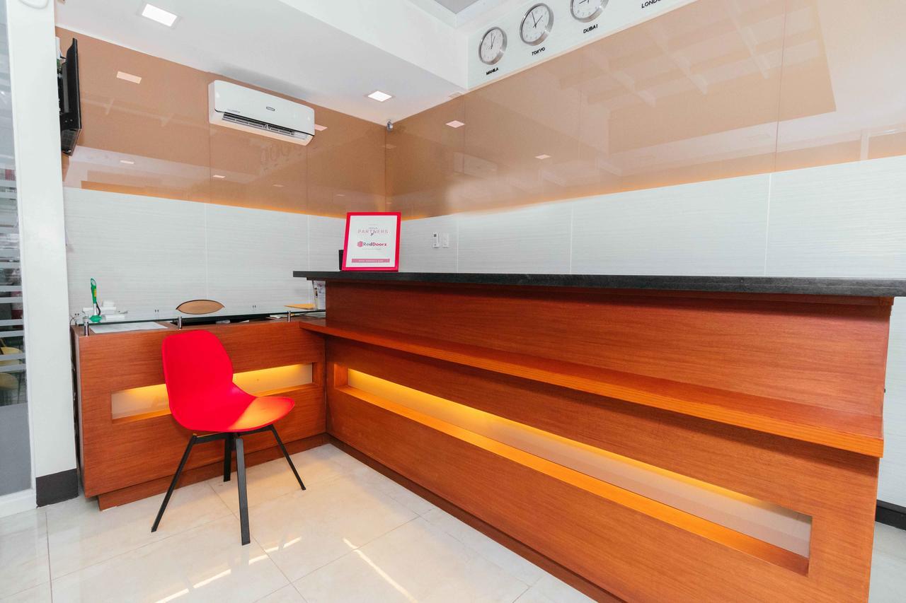 ホテル Reddoorz Premium @ Sampaloc Makati マカティ エクステリア 写真