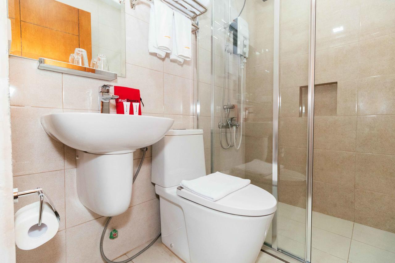 ホテル Reddoorz Premium @ Sampaloc Makati マカティ エクステリア 写真