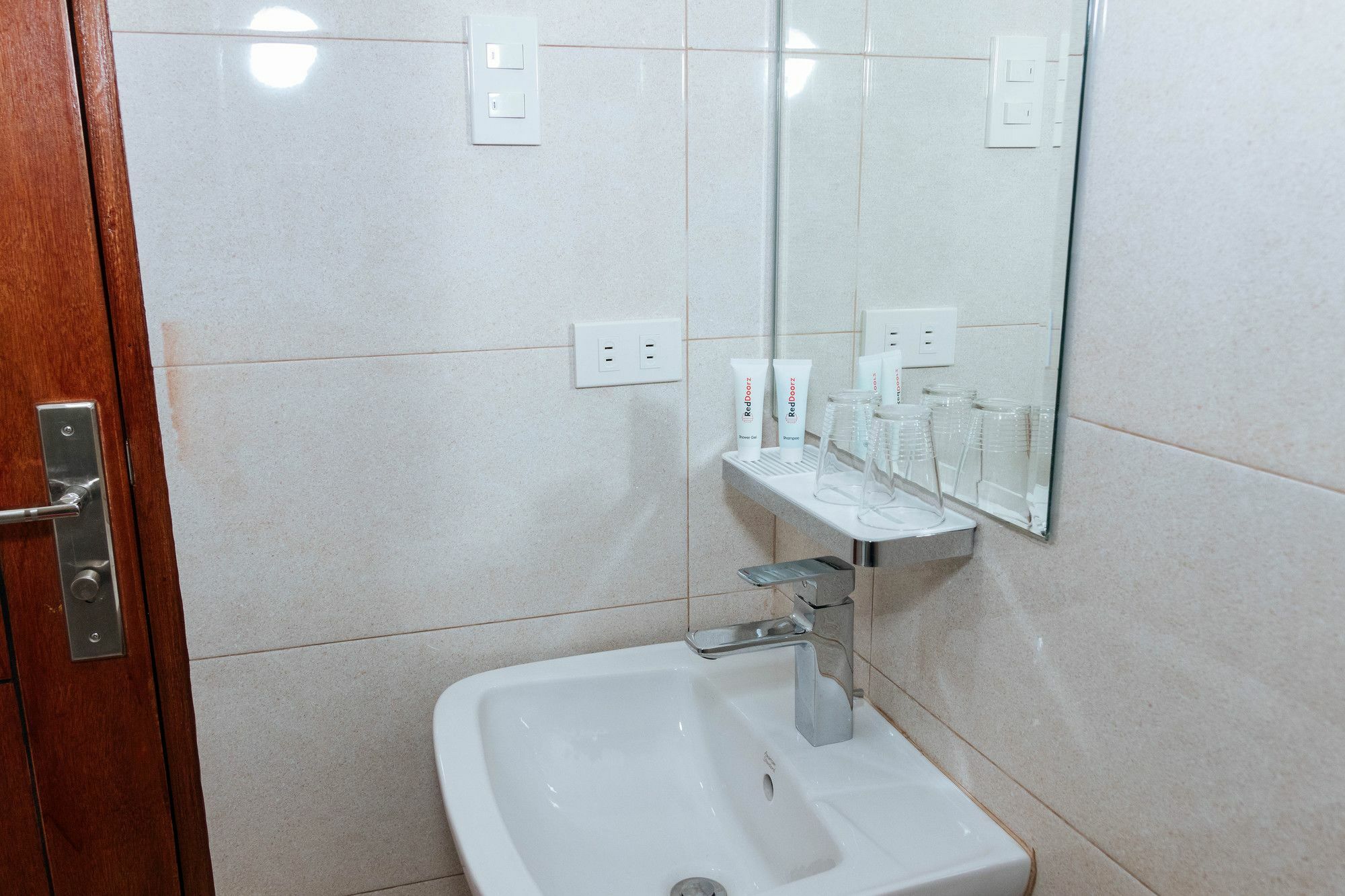 ホテル Reddoorz Premium @ Sampaloc Makati マカティ エクステリア 写真