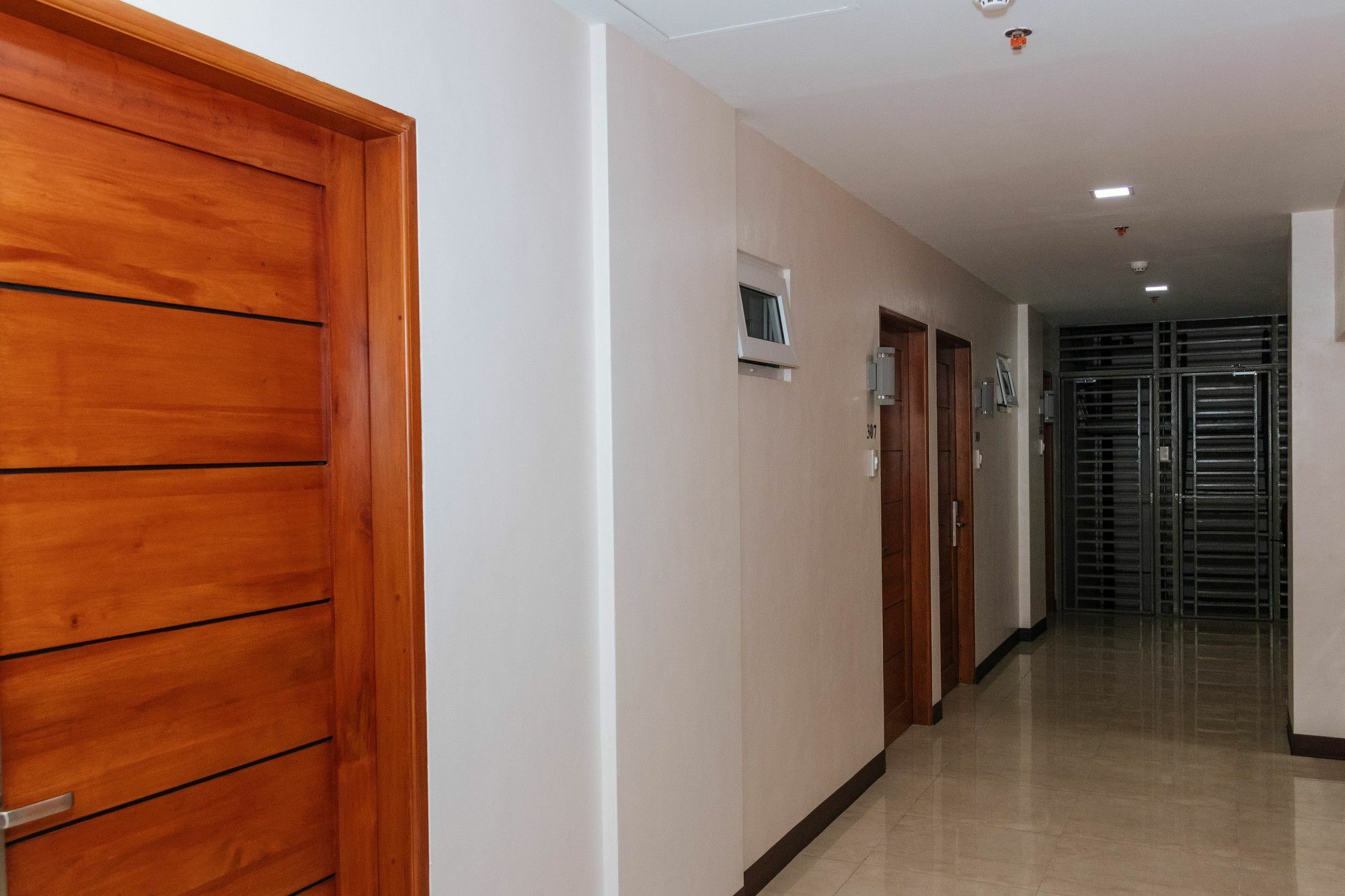 ホテル Reddoorz Premium @ Sampaloc Makati マカティ エクステリア 写真