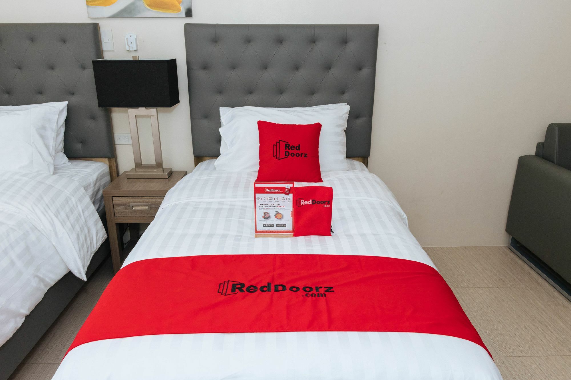 ホテル Reddoorz Premium @ Sampaloc Makati マカティ エクステリア 写真