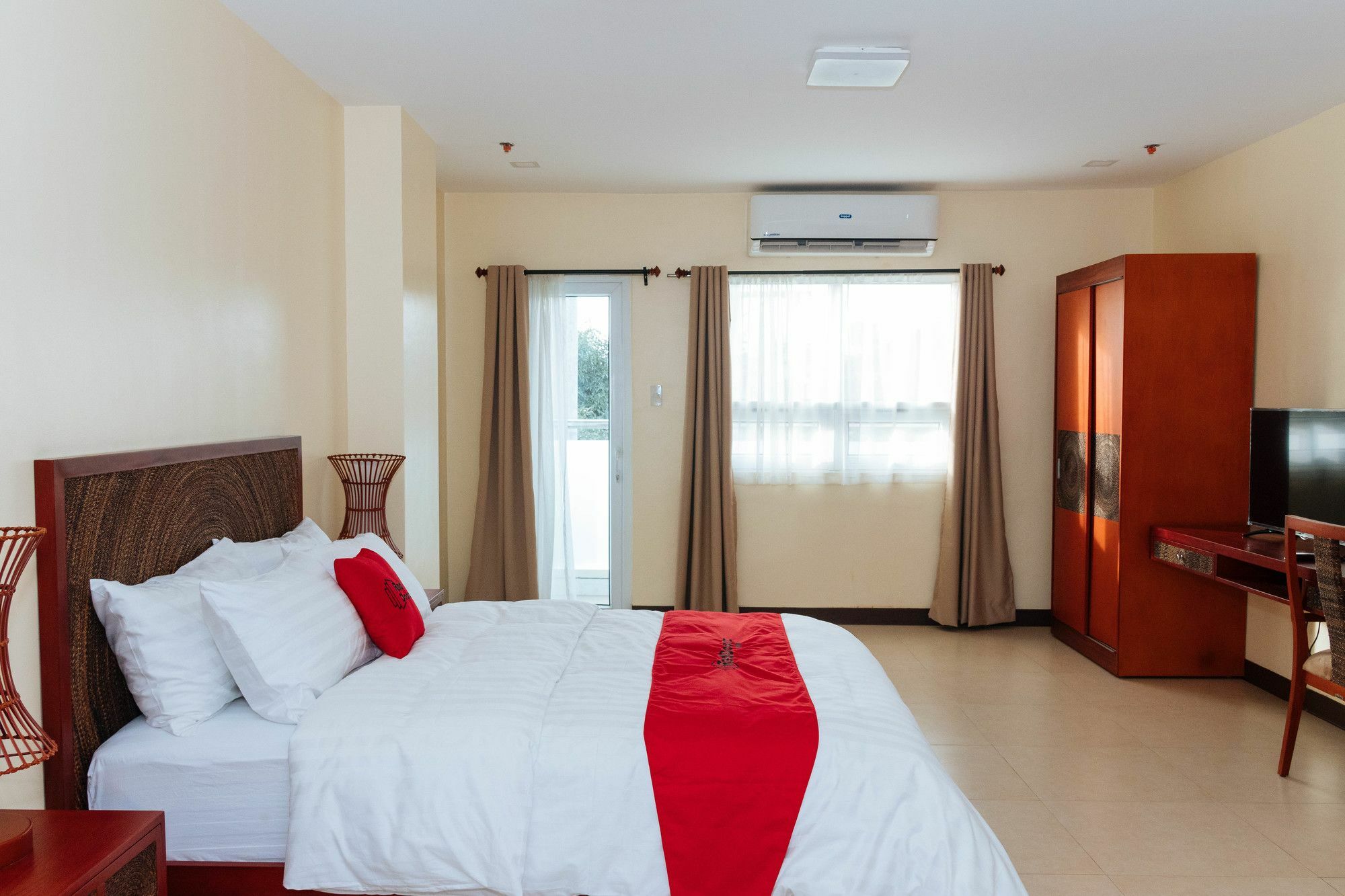 ホテル Reddoorz Premium @ Sampaloc Makati マカティ エクステリア 写真
