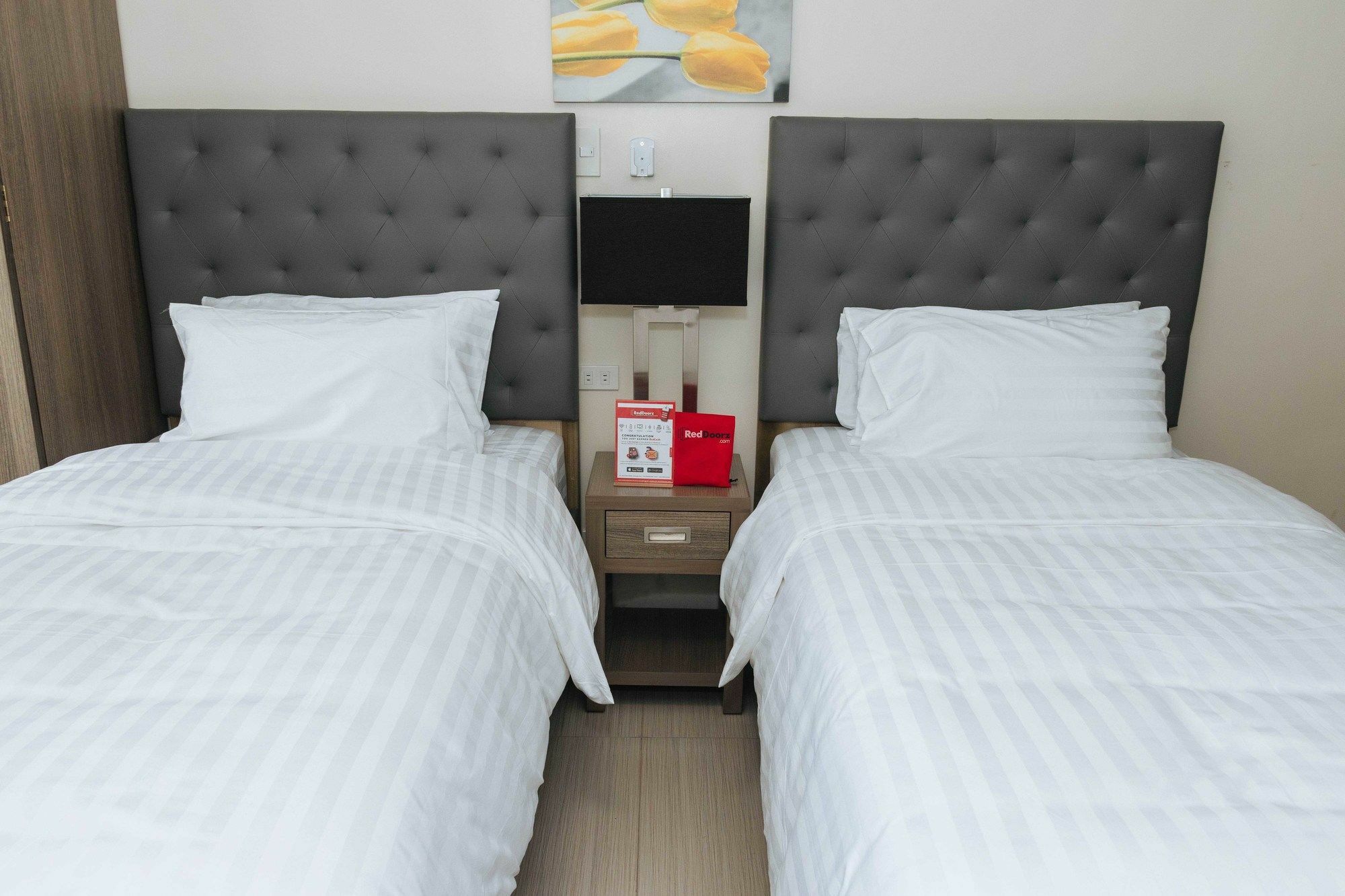 ホテル Reddoorz Premium @ Sampaloc Makati マカティ エクステリア 写真