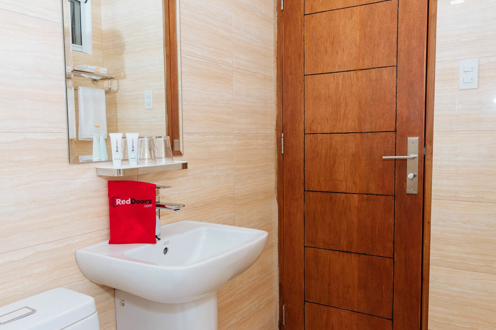 ホテル Reddoorz Premium @ Sampaloc Makati マカティ エクステリア 写真