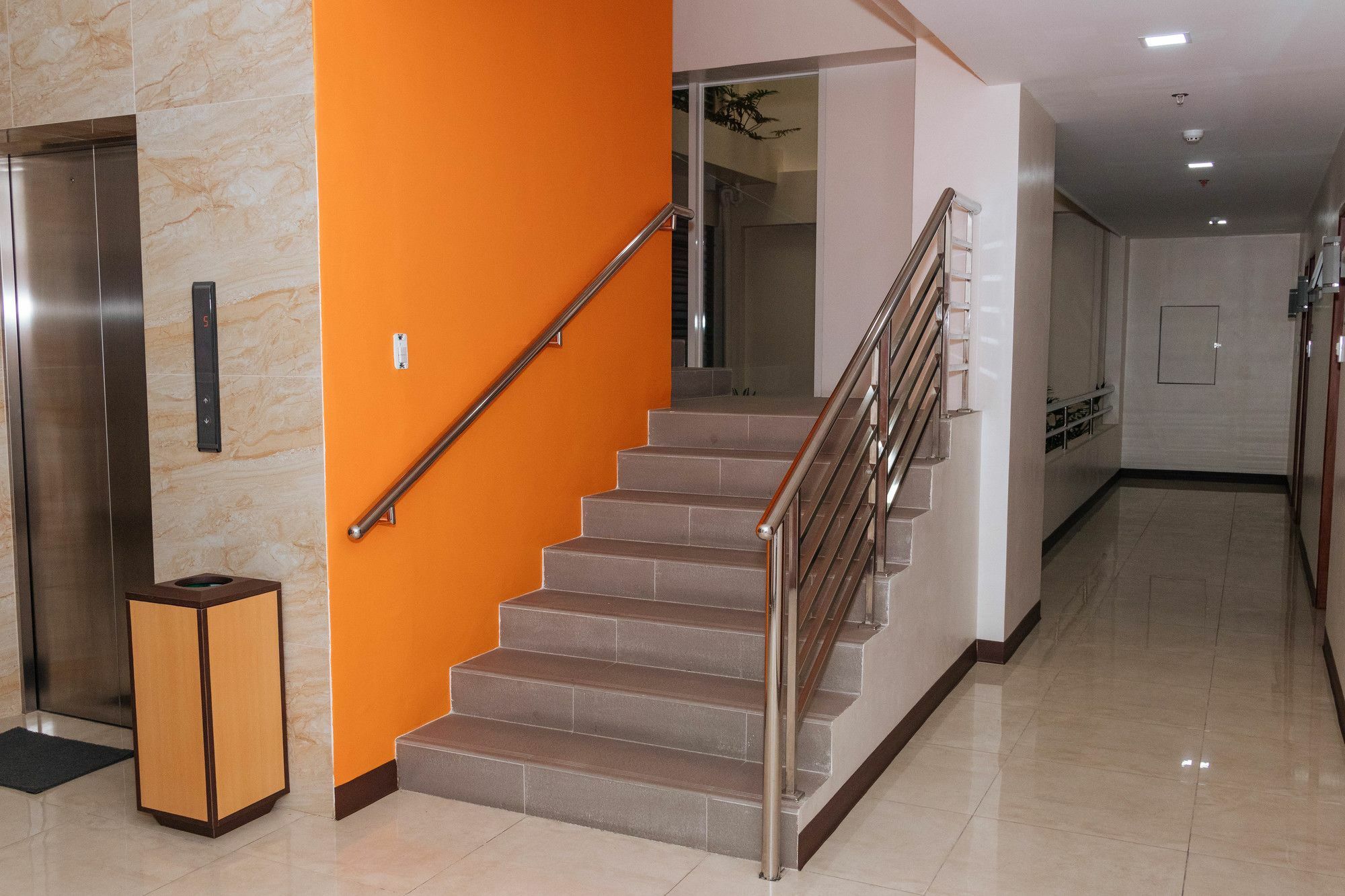 ホテル Reddoorz Premium @ Sampaloc Makati マカティ エクステリア 写真